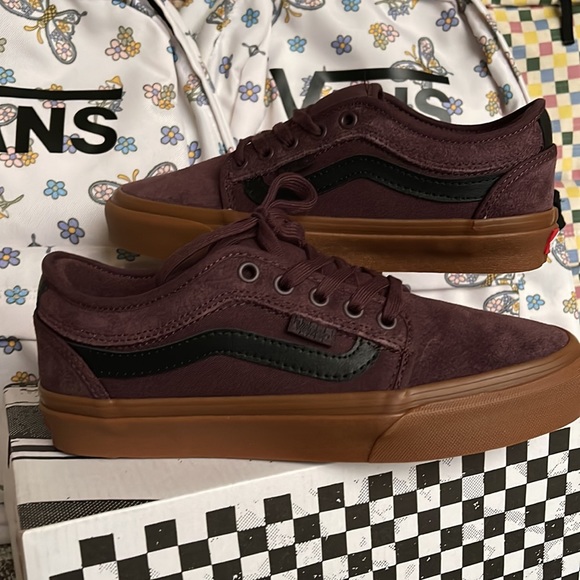 Vans Men’s Chukka Low Sid
Port/Gum
VN0A5KQZK10
Sneakers - Picture 10 of 16